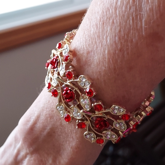 Rhinestones and Roses 🌹 goldtone bracelet, vintage, EUC - Picture 4 of 9